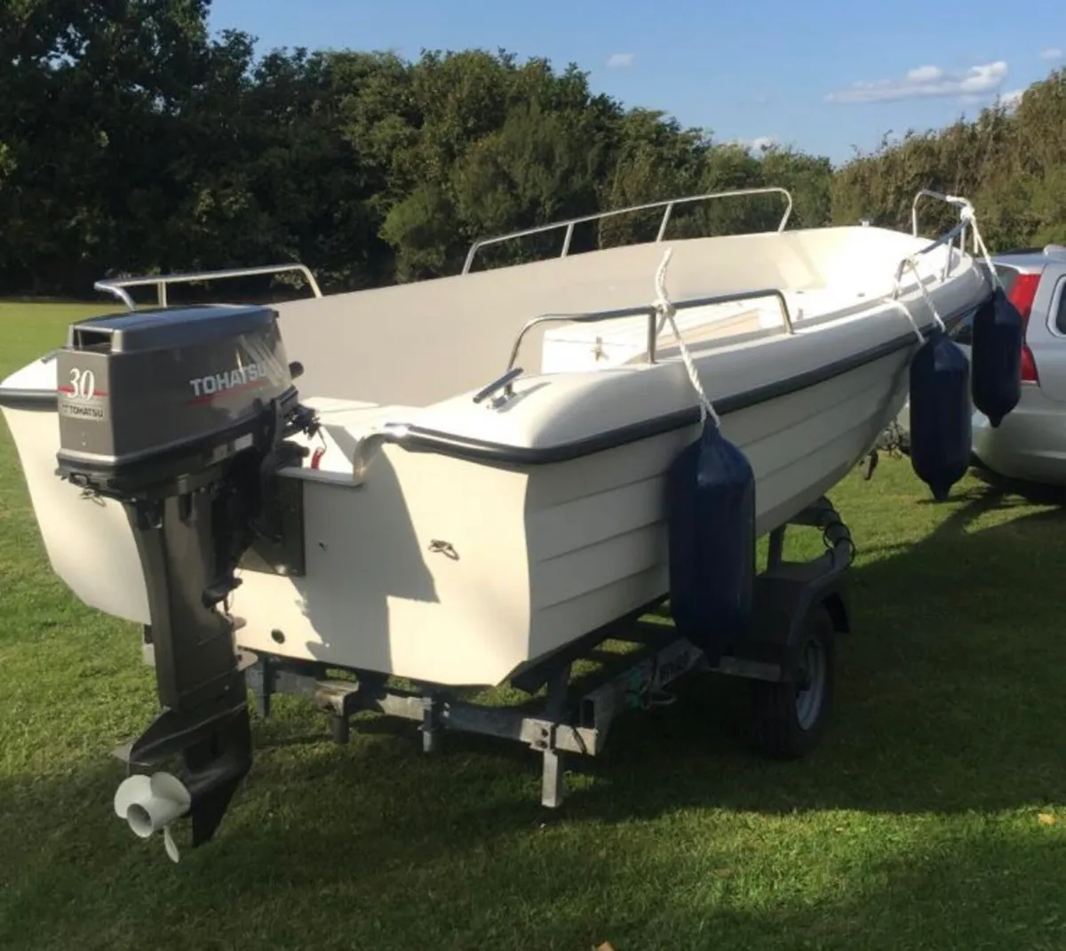 Fiberglass boat - Image 2