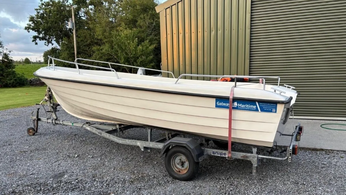 Fiberglass boat - Image 3