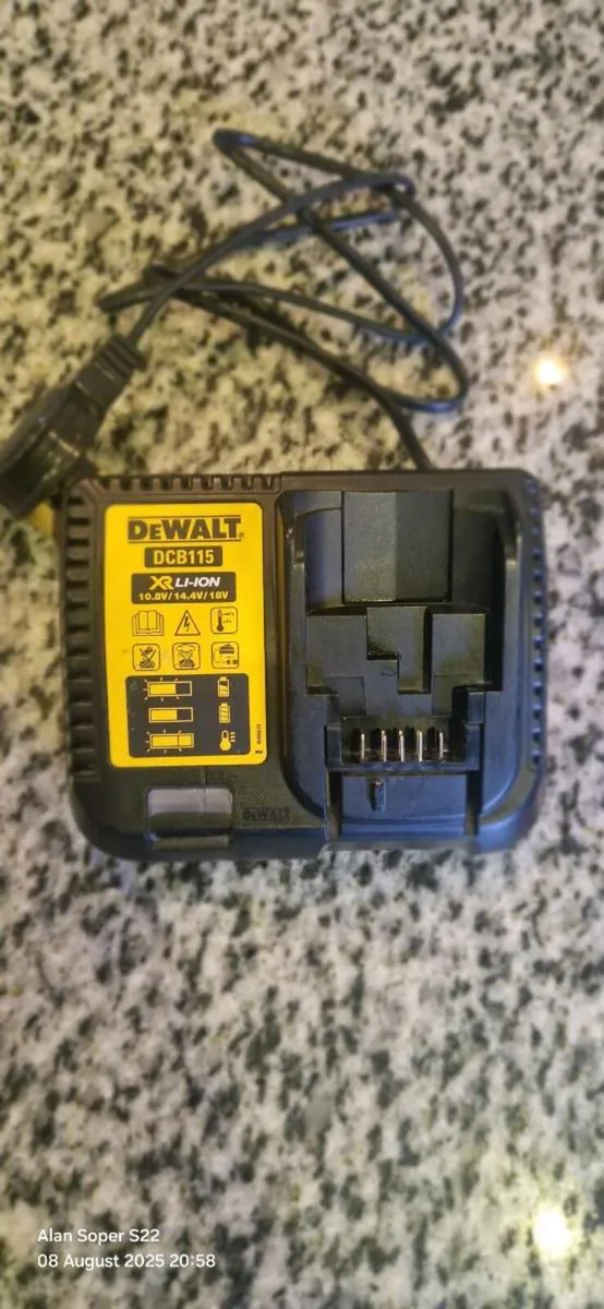 Dewalt DCB115 XR 18V charger - Image 1