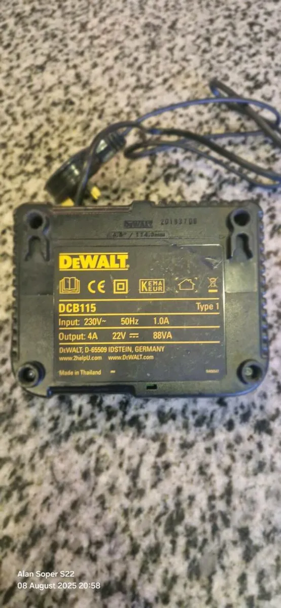 Dewalt DCB115 XR 18V charger - Image 2