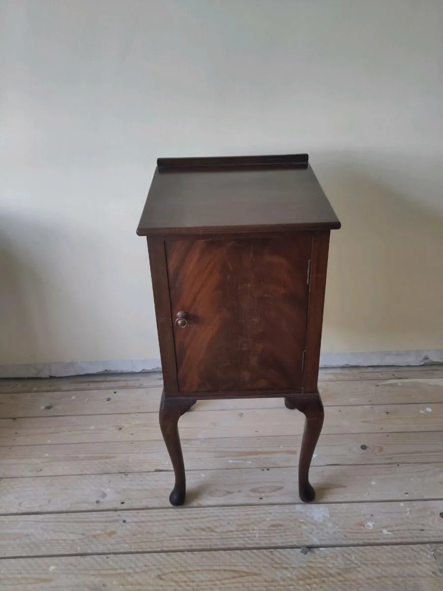 Mahogany bedside locker - Image 1