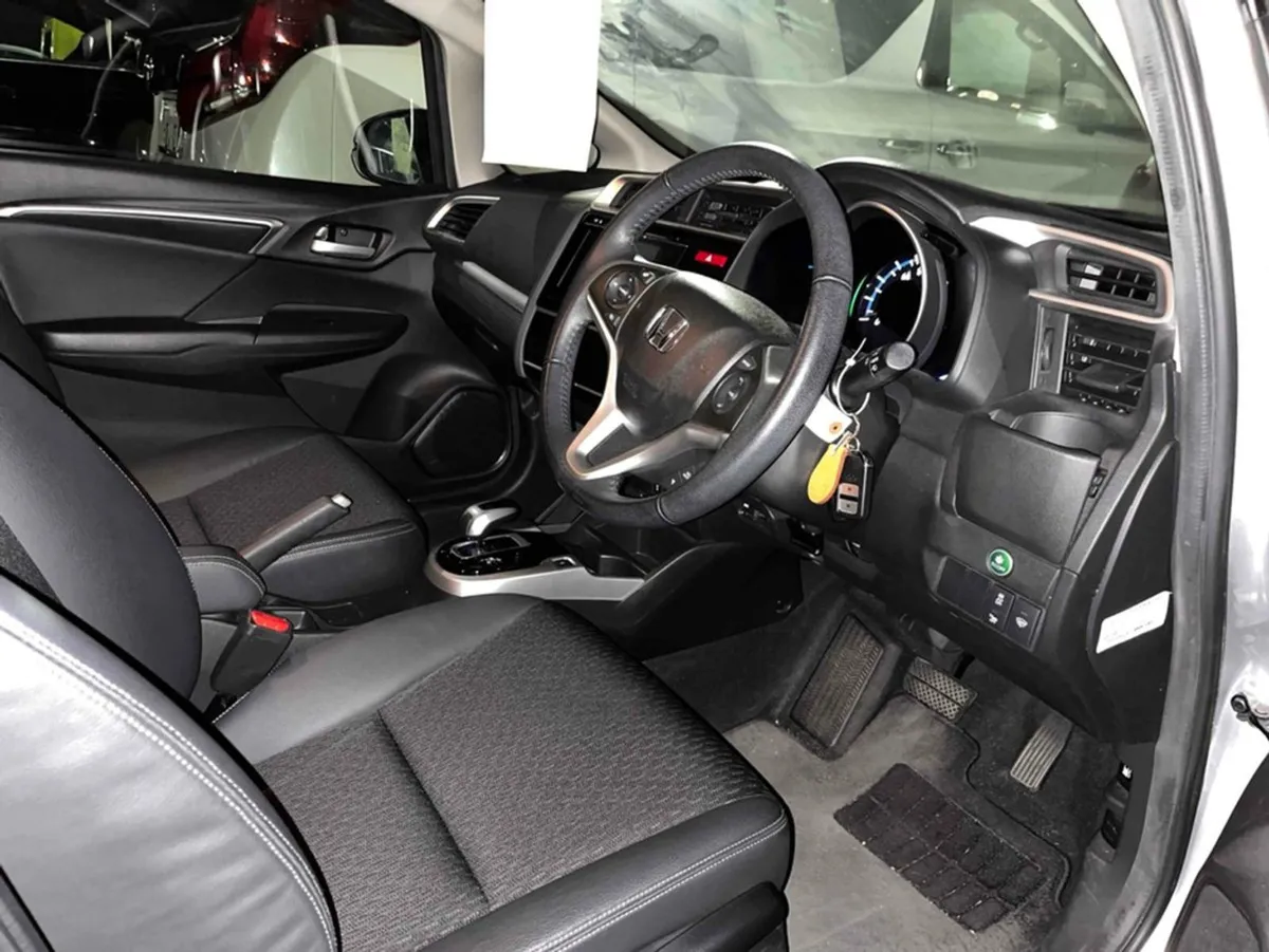 Honda Fit 1.5 Hybrid Auto - Image 3
