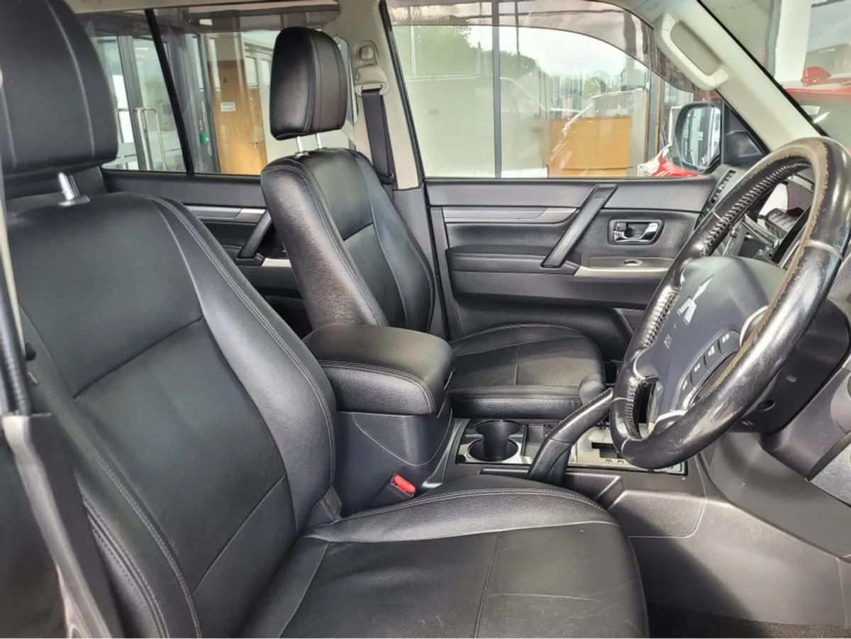 Mitsubishi Pajero 5 Seater Business - Image 2