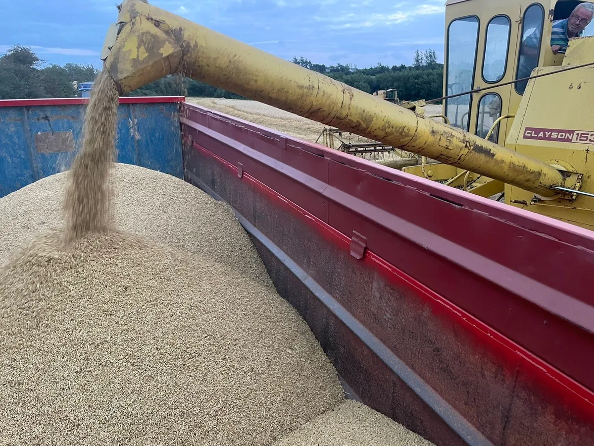 New Holland 1530 Combine - Image 1