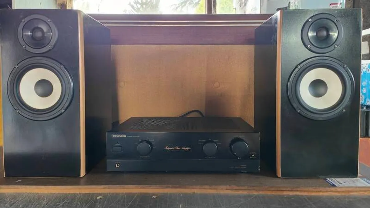 Pioneer A-400 with speakers - Image 1