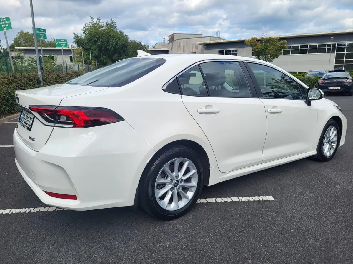 2022 TOYOTA COROLLA 1.8 LUNA HYBRID AUTOMATIC - Image 3