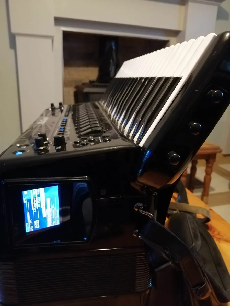 Roland fr8x accordion - Image 1