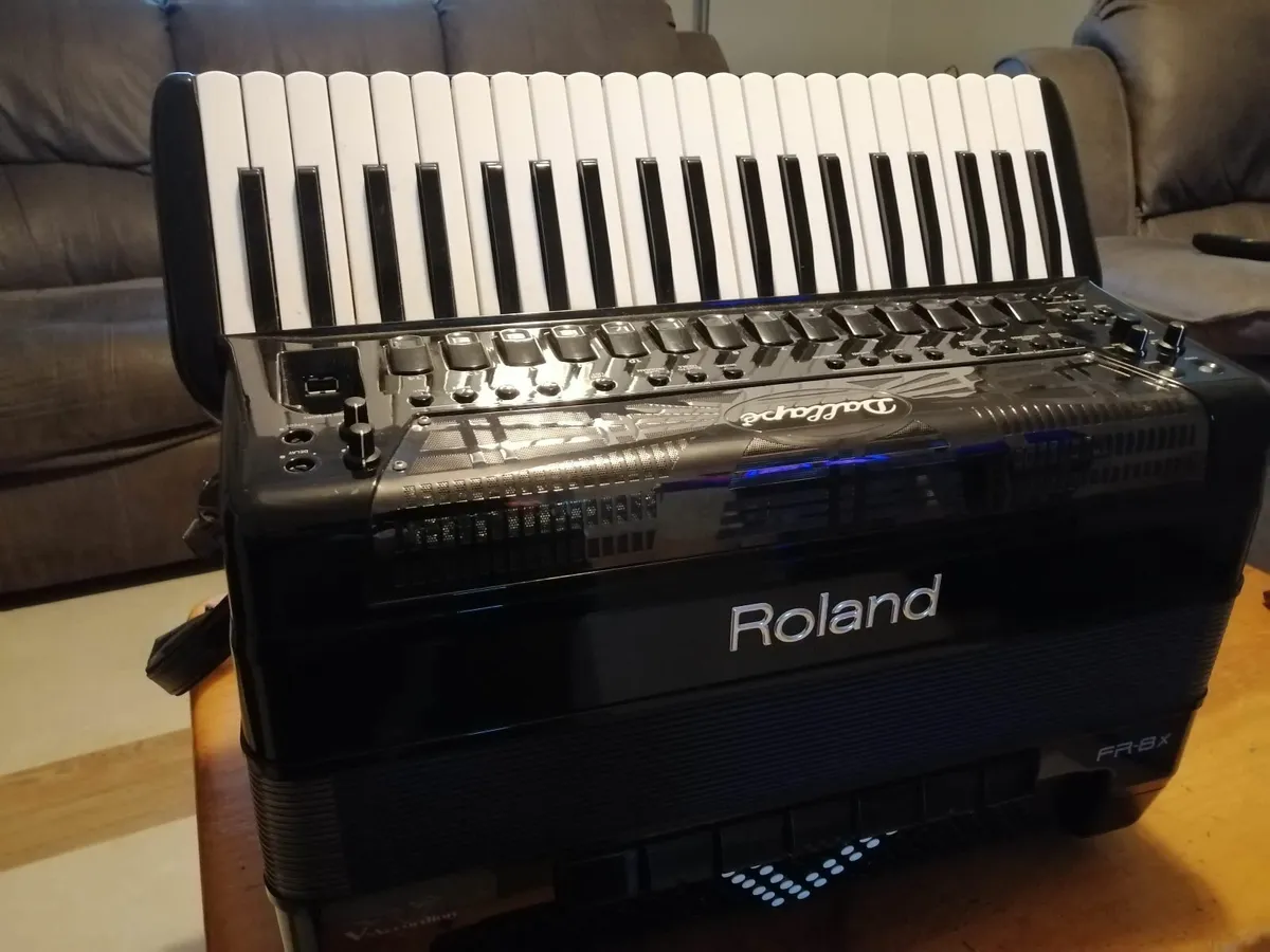 Roland fr8x accordion - Image 2
