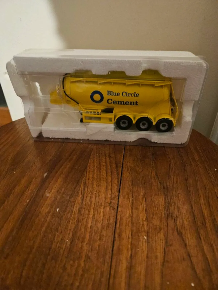 Corgi Blue Circle Cement Trailer - Image 1
