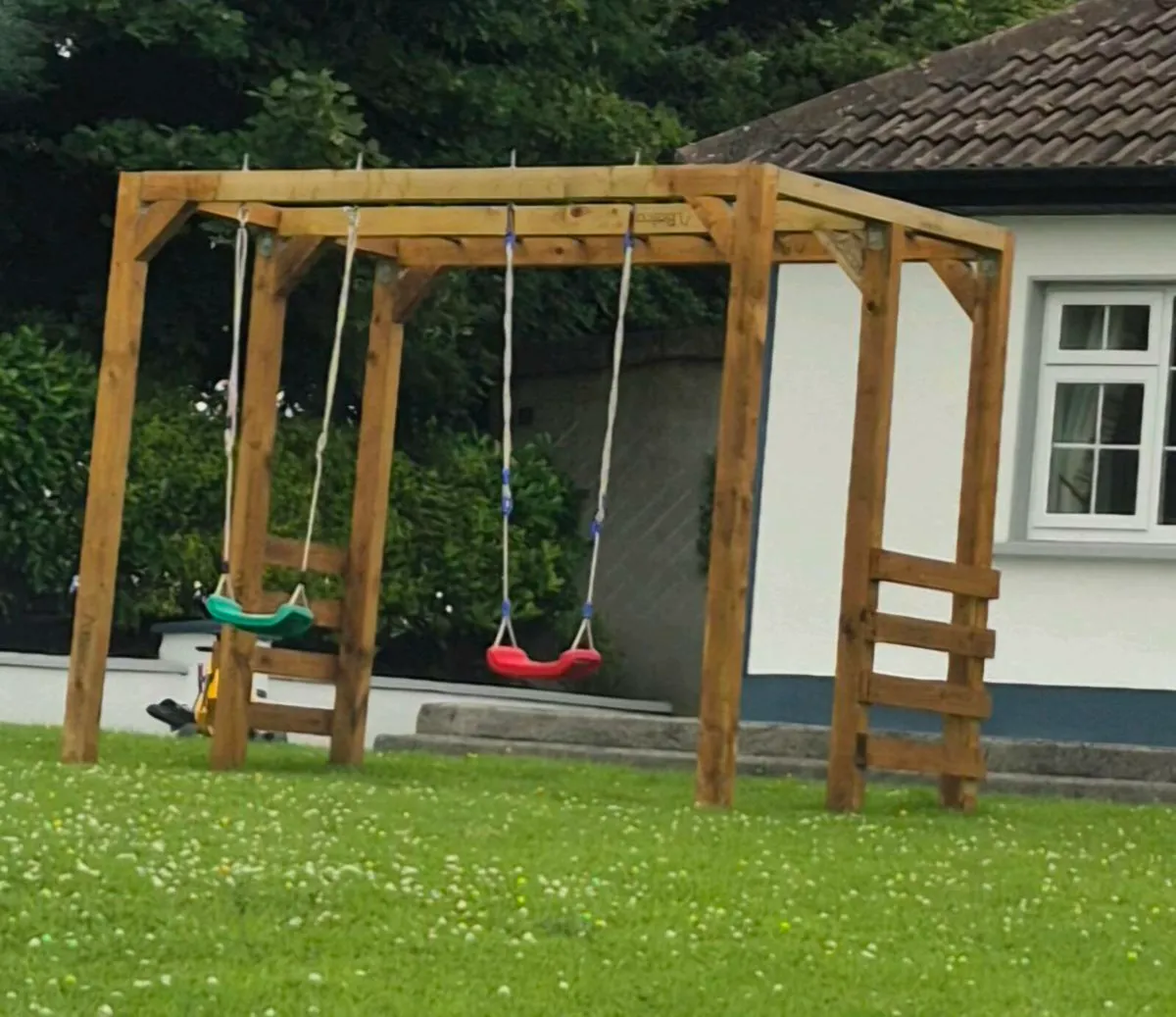 Swings and monkey bars - Image 1