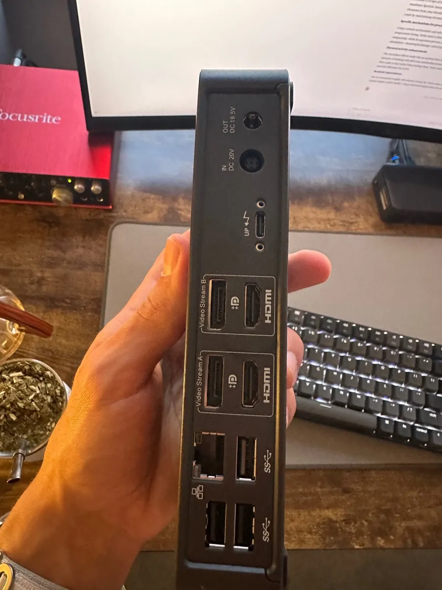 Like new! Docking station Targus two 4K 60fps 100W - Image 3