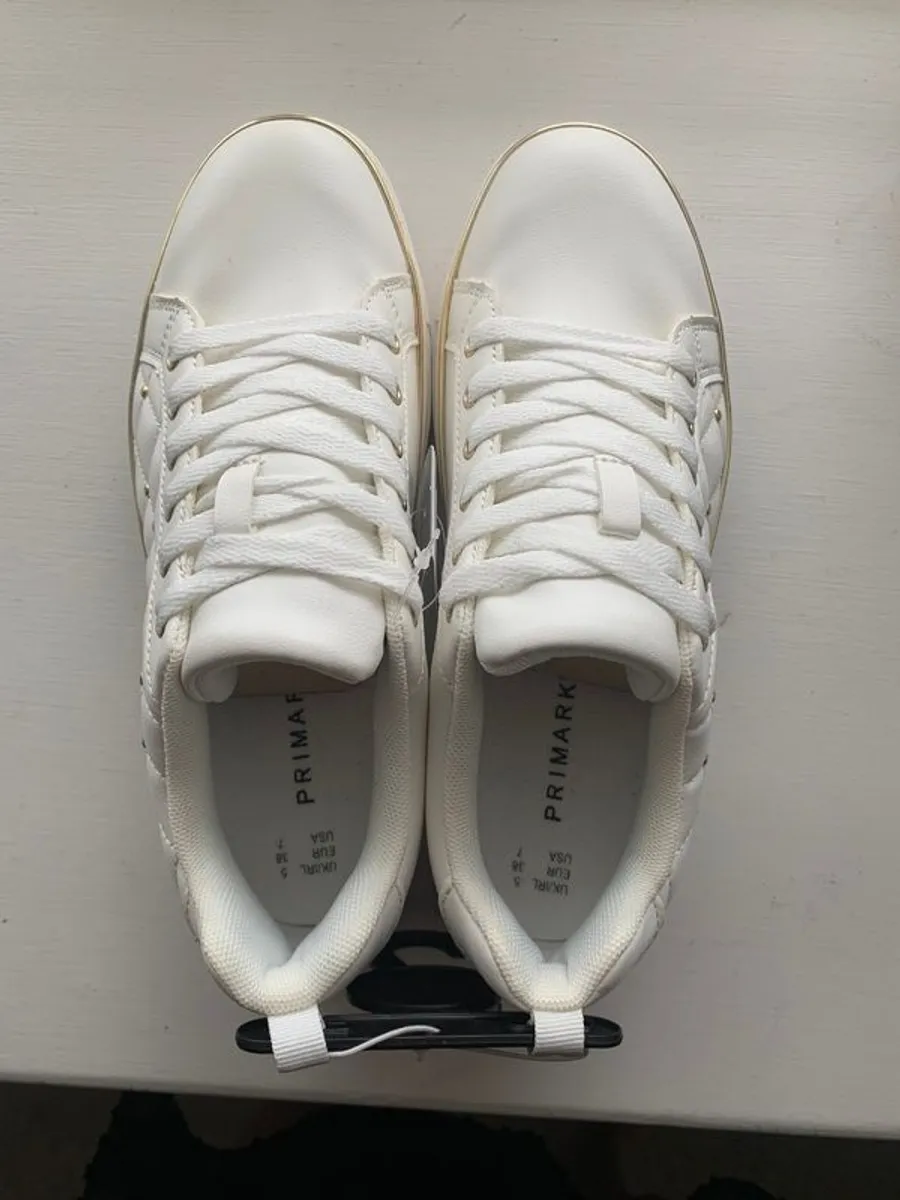 BRAND NEW Ladies Runners / Trainers / Shoes / Flats / Sandals: Size 5 - Image 1