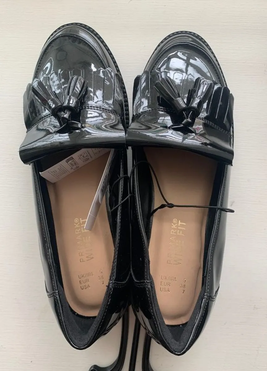 BRAND NEW Ladies Runners / Trainers / Shoes / Flats / Sandals: Size 5 - Image 2