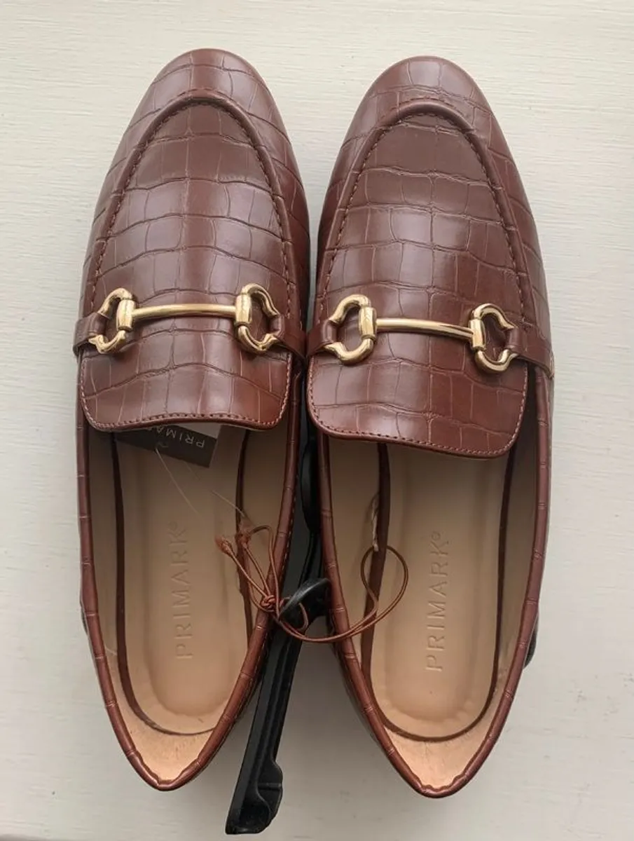 BRAND NEW Ladies Runners / Trainers / Shoes / Flats / Sandals: Size 5 - Image 3