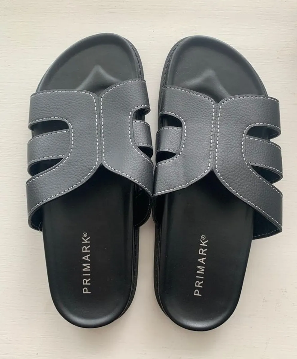 BRAND NEW Ladies Runners / Trainers / Shoes / Flats / Sandals: Size 5 - Image 4