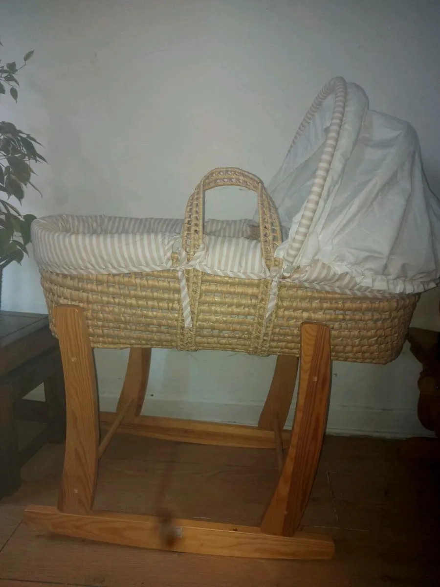Baby elegance Moses basket with stand - Image 2