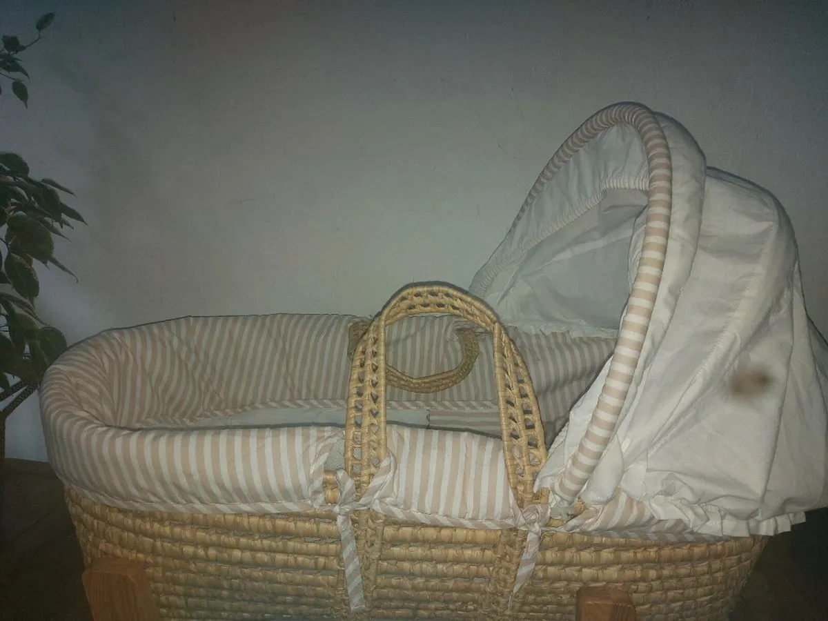 Baby elegance Moses basket with stand - Image 3