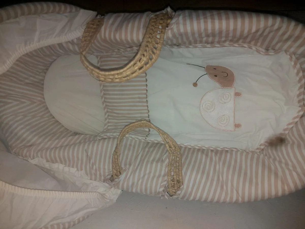 Baby elegance Moses basket with stand - Image 4