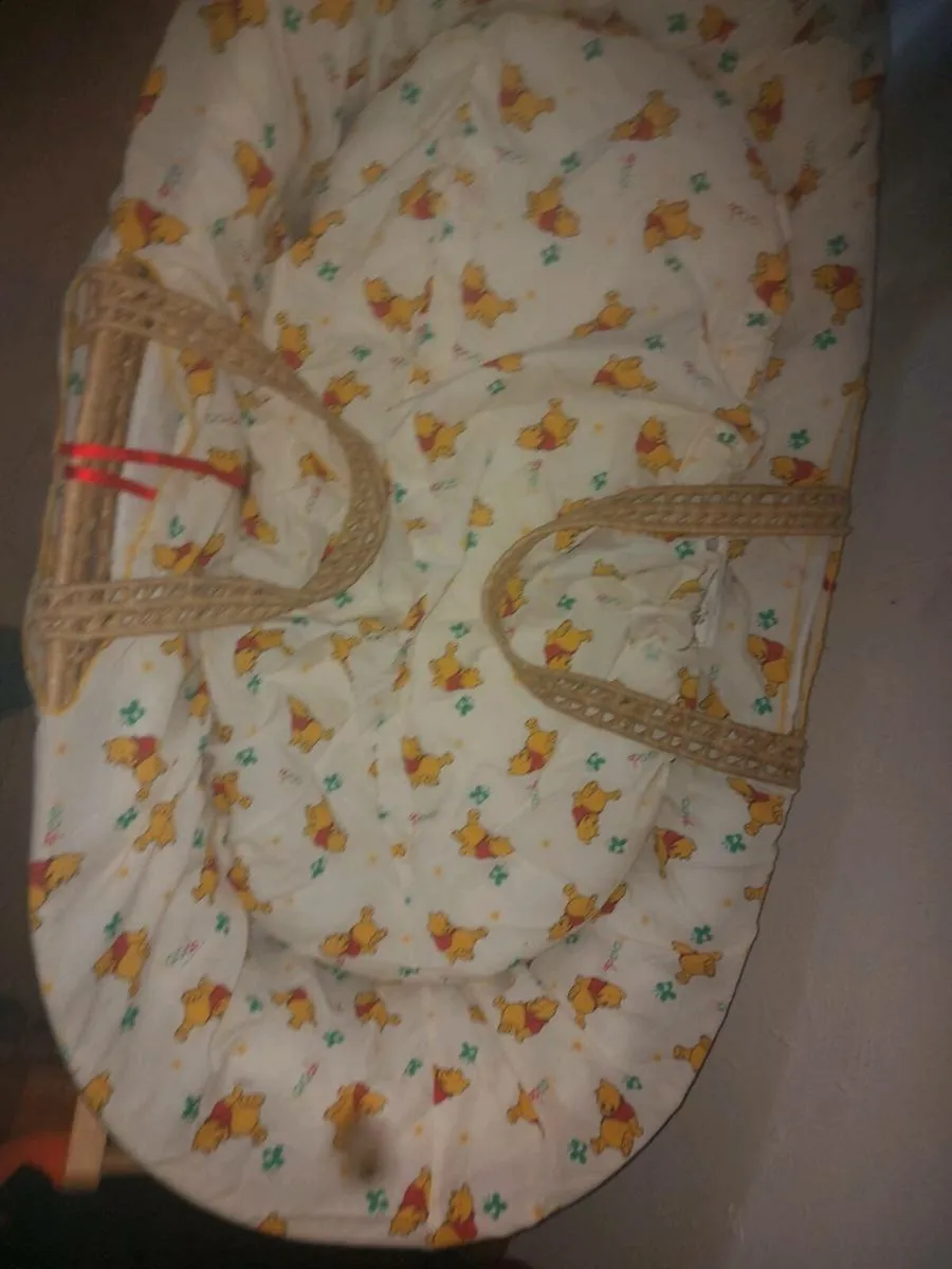 Moses basket with stand and mattress - Image 4