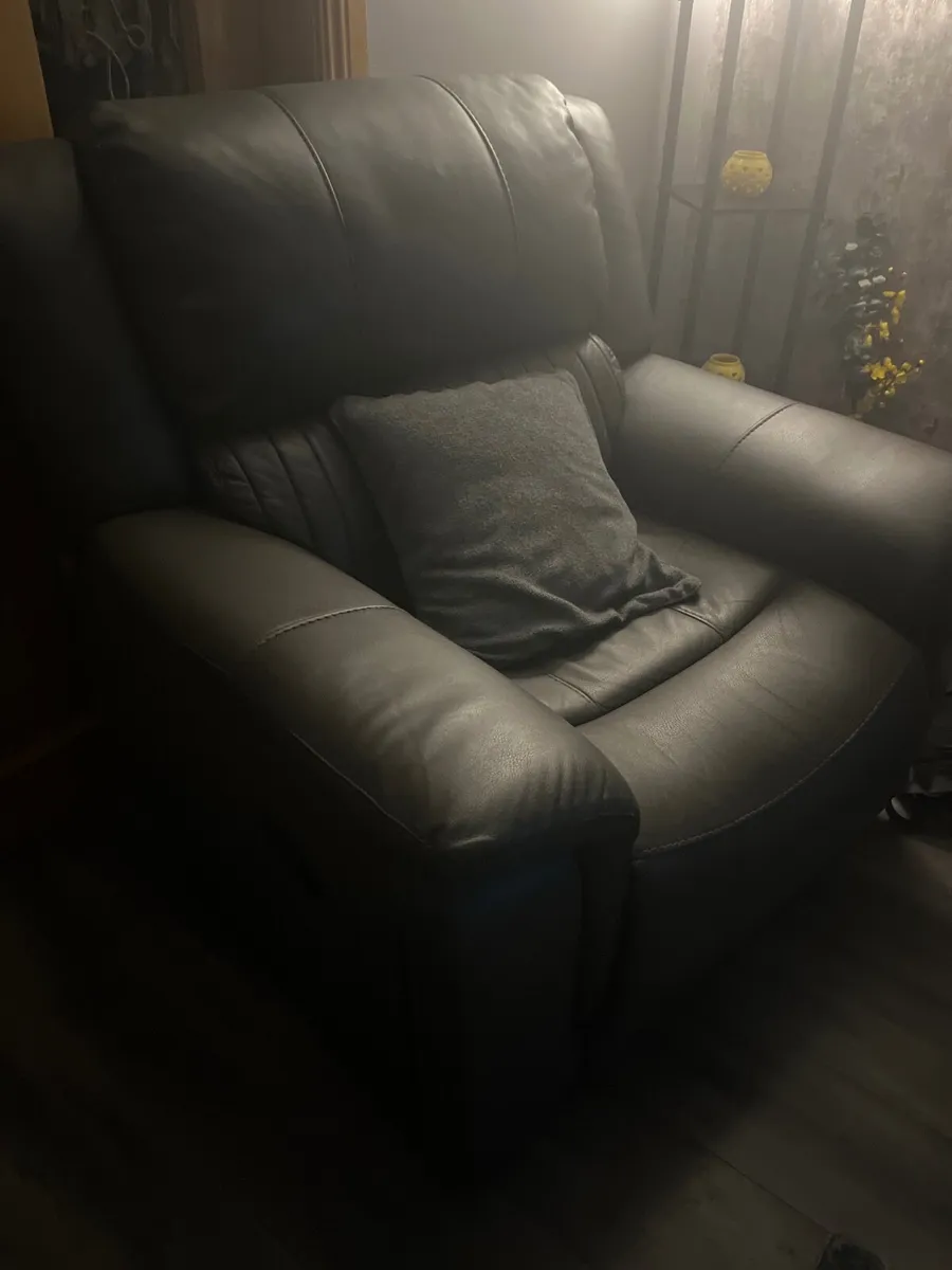 3 piece leather suite (Mint Condition) 3 1 1 - Image 2