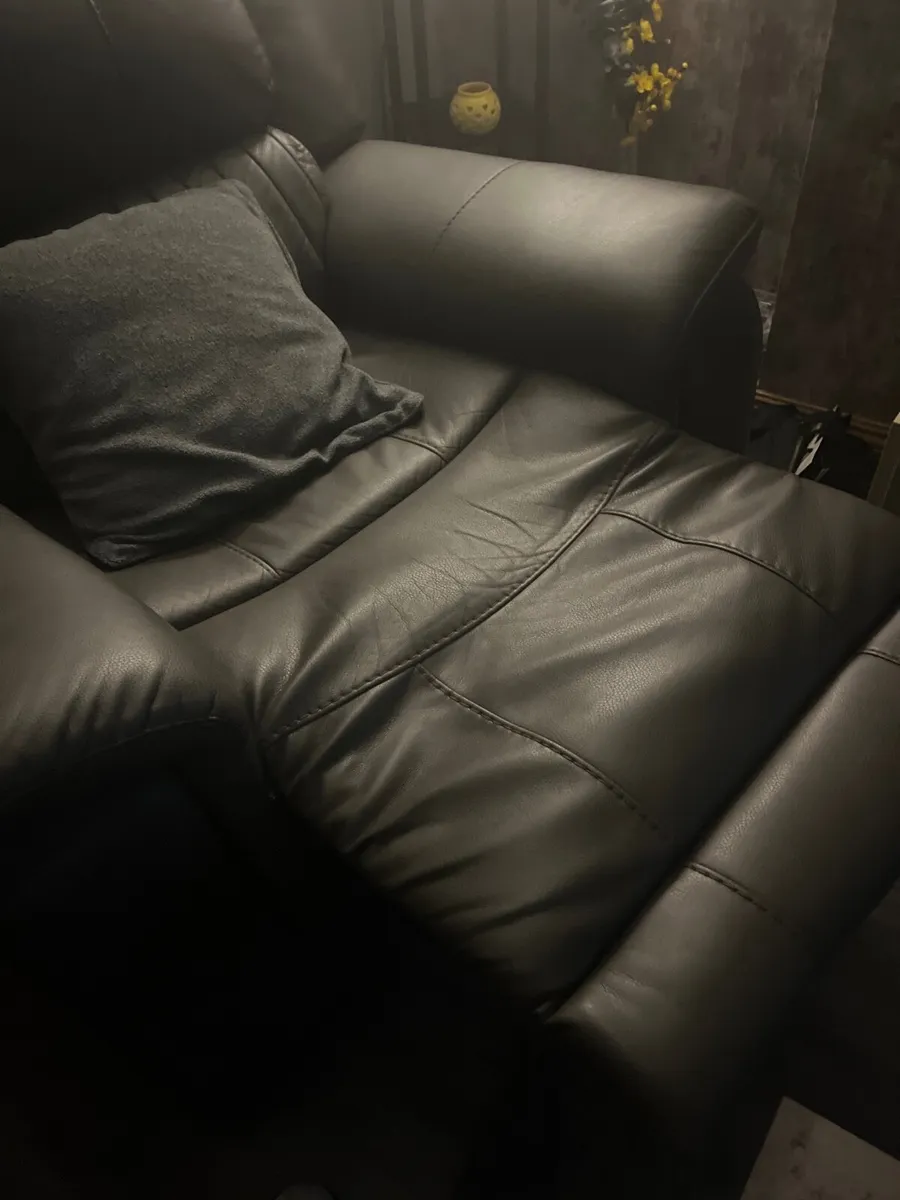 3 piece leather suite (Mint Condition) 3 1 1 - Image 3