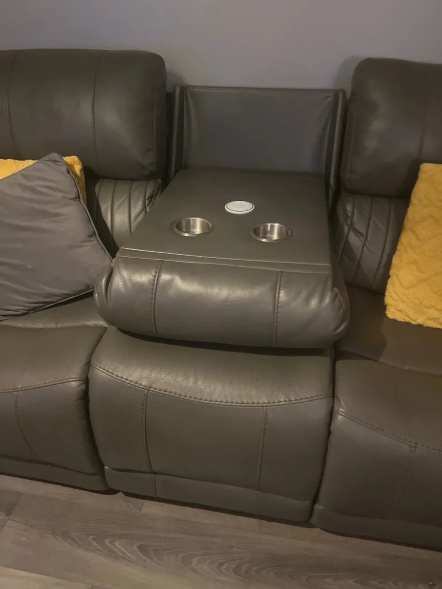 3 piece leather suite (Mint Condition) 3 1 1 - Image 4