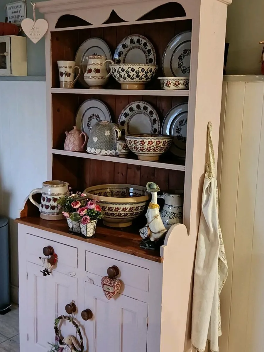 Solid kitchen dresser delivery arranged - Image 3