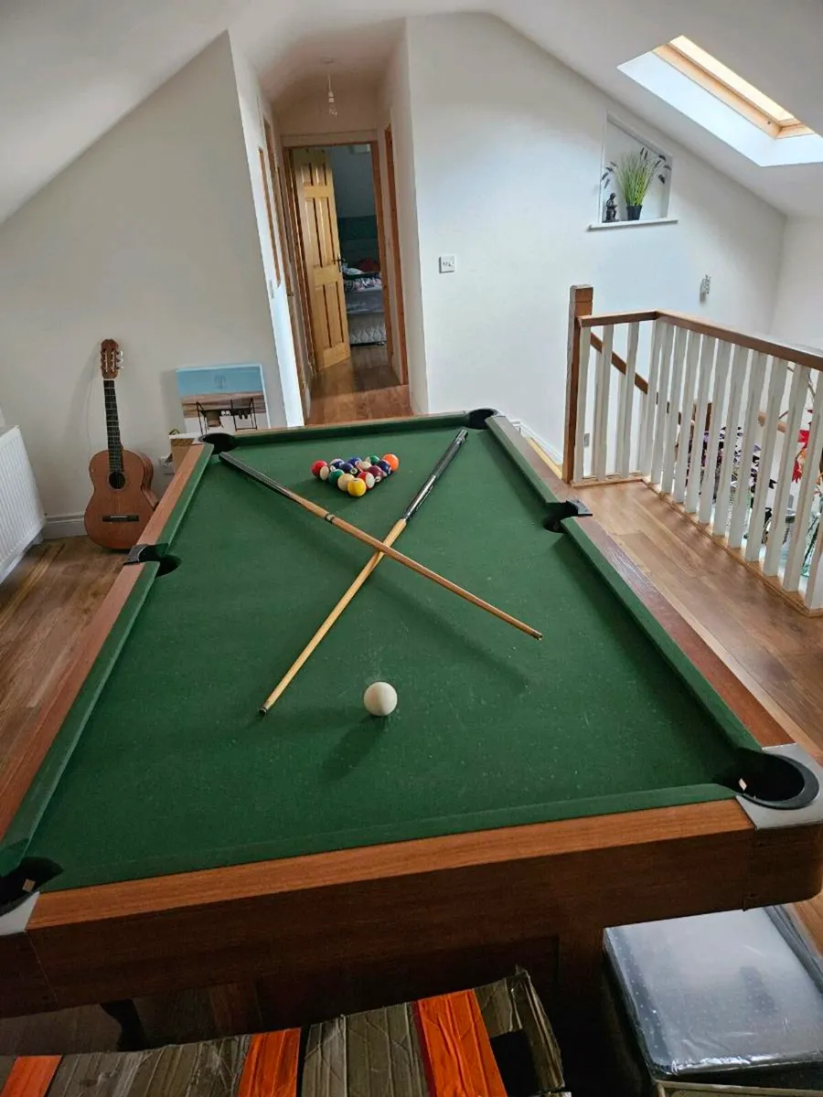 Pool table - Image 1
