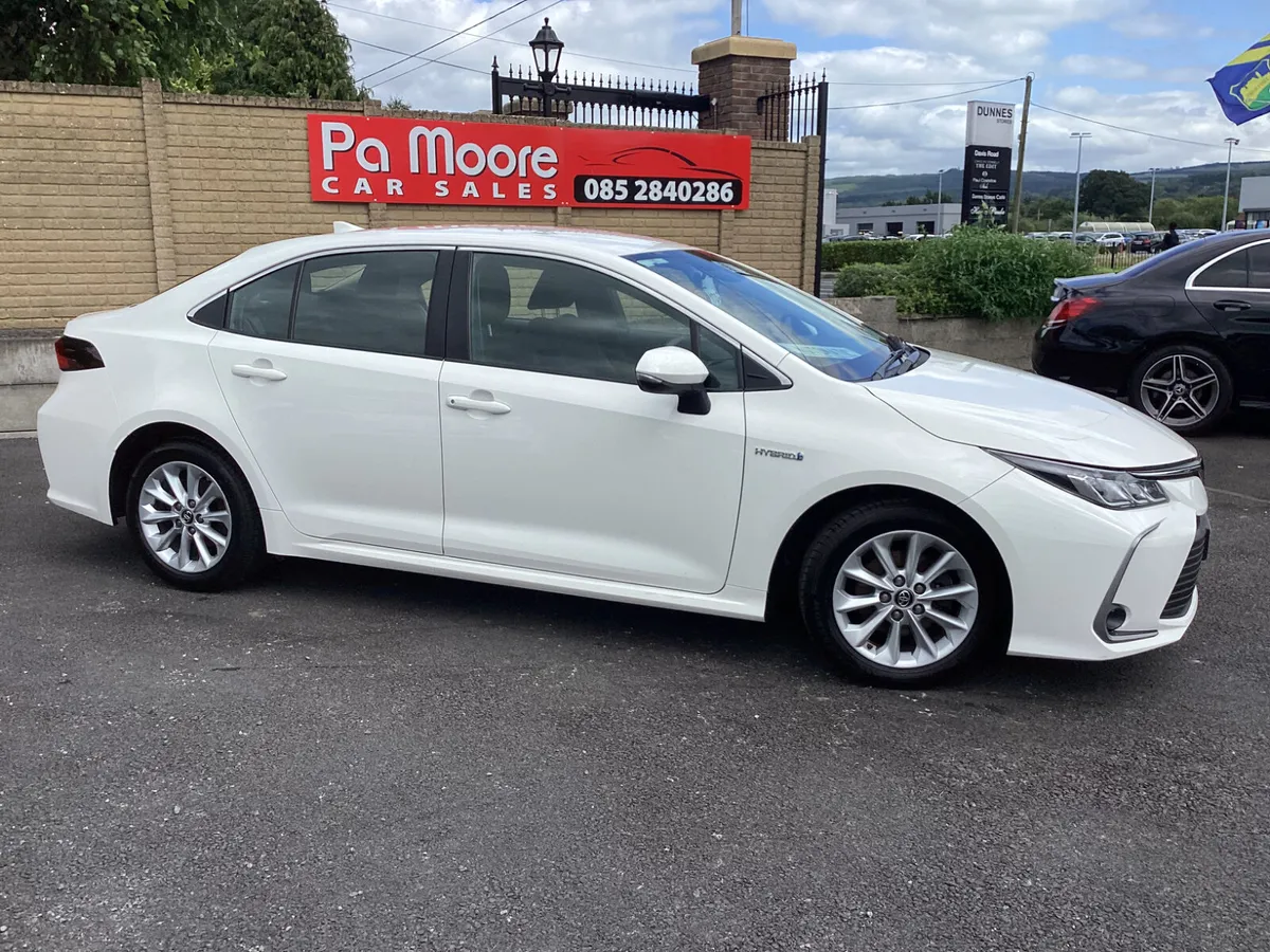 Toyota Corolla ** HYBRID * CAMERA - Image 3