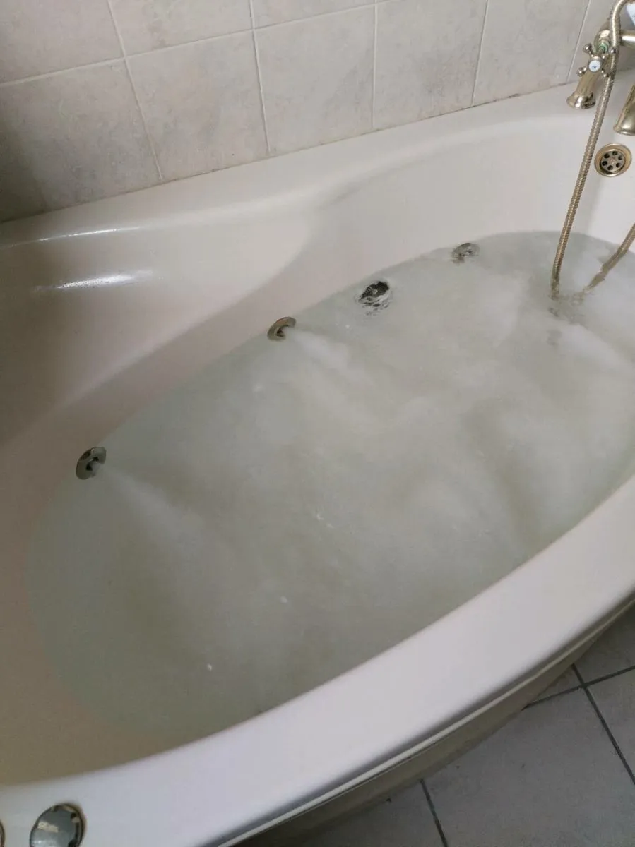 Ivory bathroom suite with jacuzzi bath - Image 1