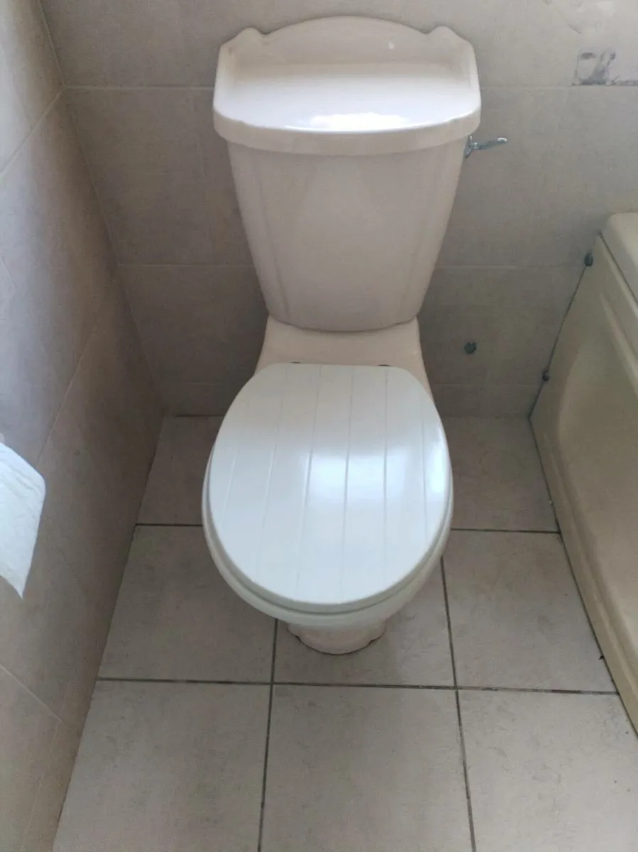 Ivory bathroom suite with jacuzzi bath - Image 2