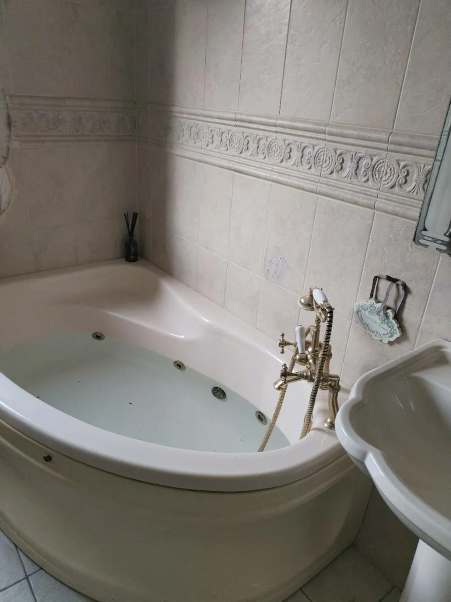Ivory bathroom suite with jacuzzi bath - Image 3