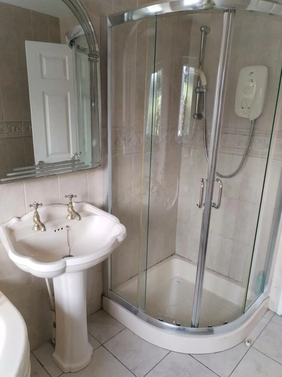 Ivory bathroom suite with jacuzzi bath - Image 4