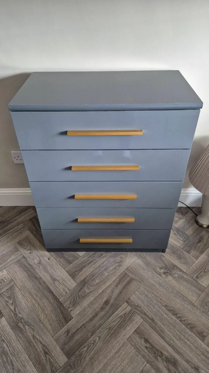 Chest of drawers and two matching lockers - Image 1