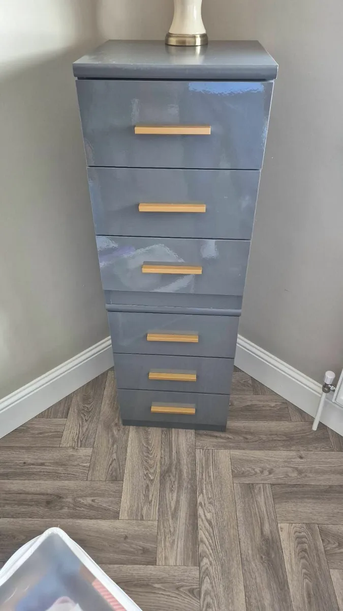 Chest of drawers and two matching lockers - Image 2