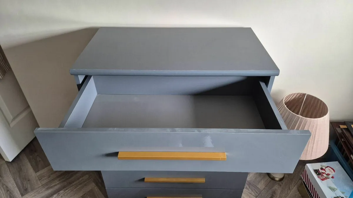Chest of drawers and two matching lockers - Image 3