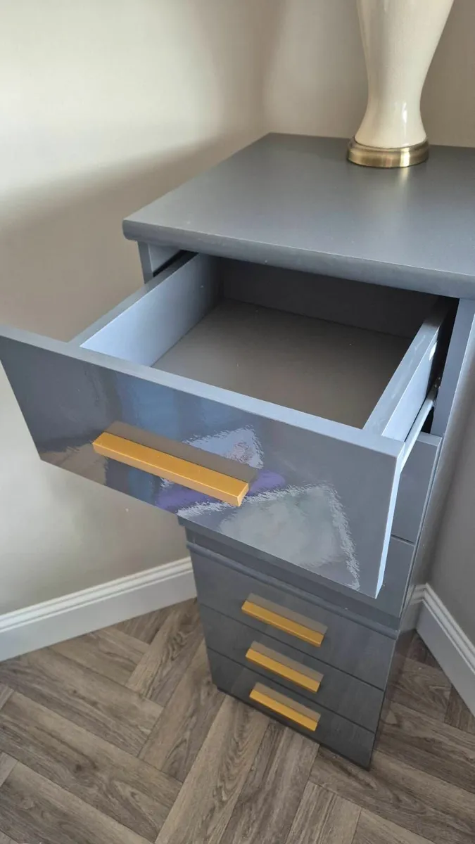Chest of drawers and two matching lockers - Image 4