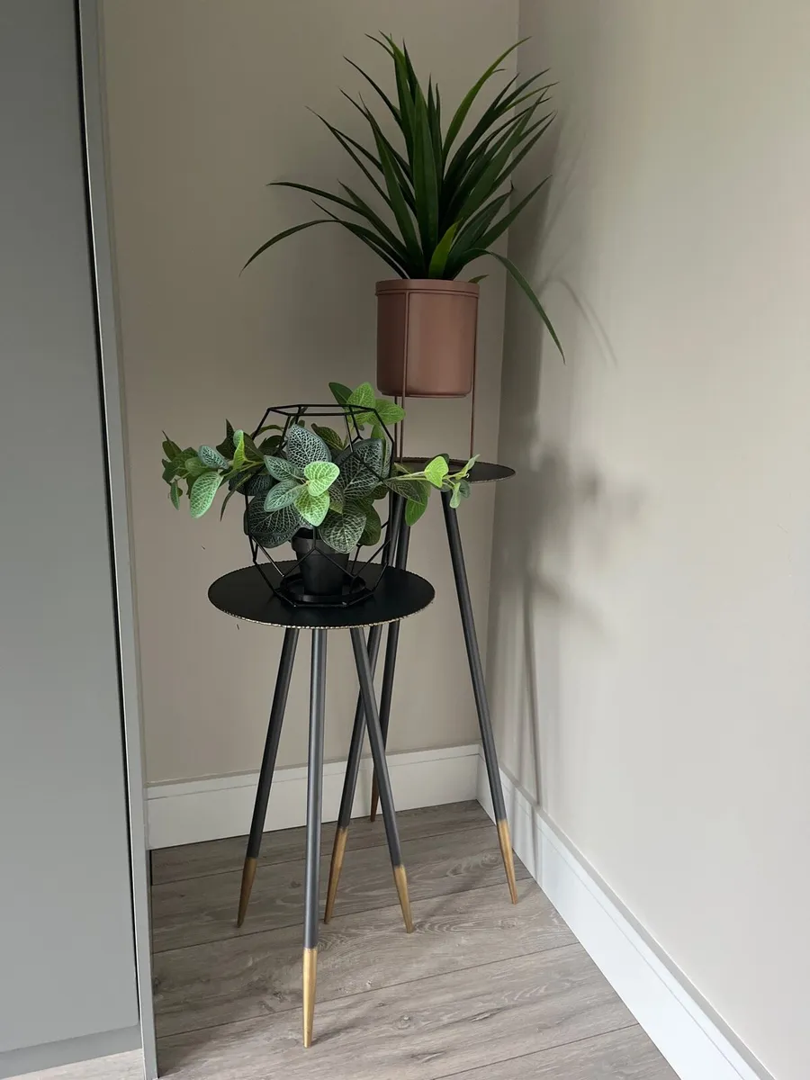 Stacking tables and plants - Image 1