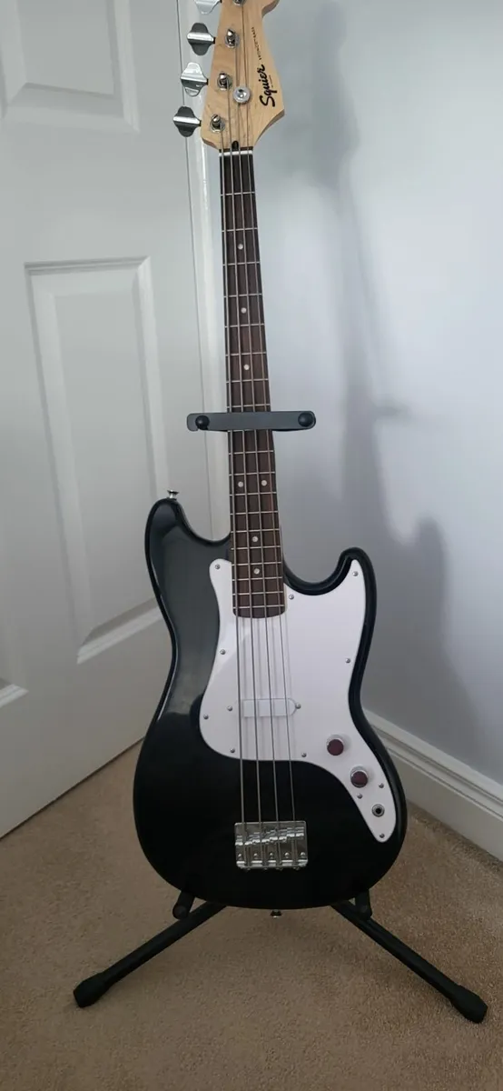 Bass guitar - Image 3