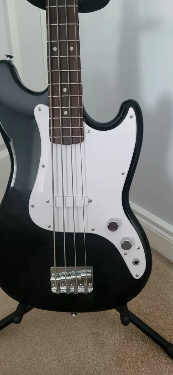 Bass guitar - Image 4
