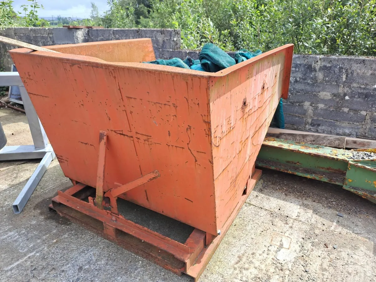 Forklift tipping skip