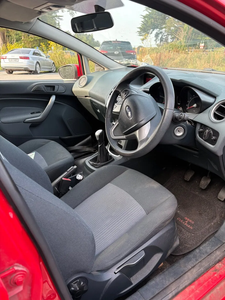 Ford Fiesta 2011 - Image 2
