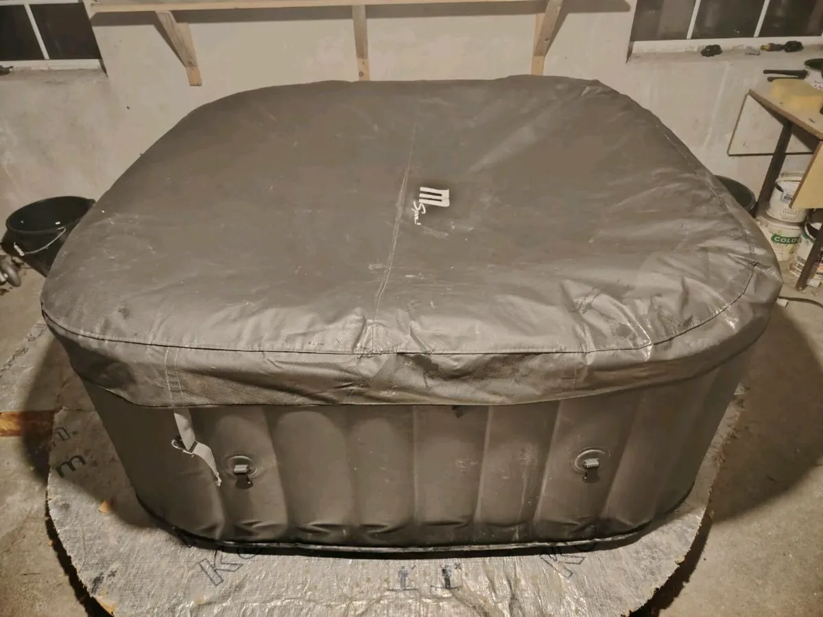 Hot tub - Image 1