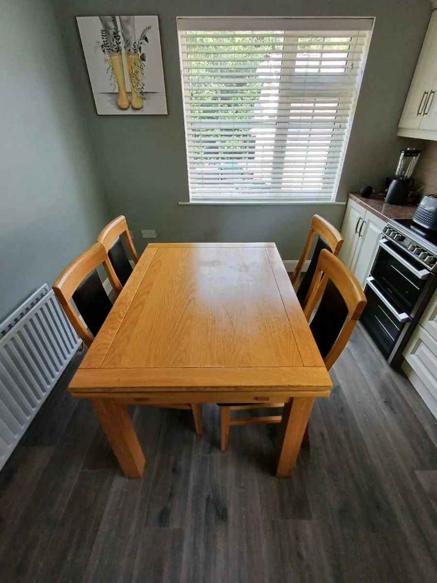 Table and chairs - Image 1