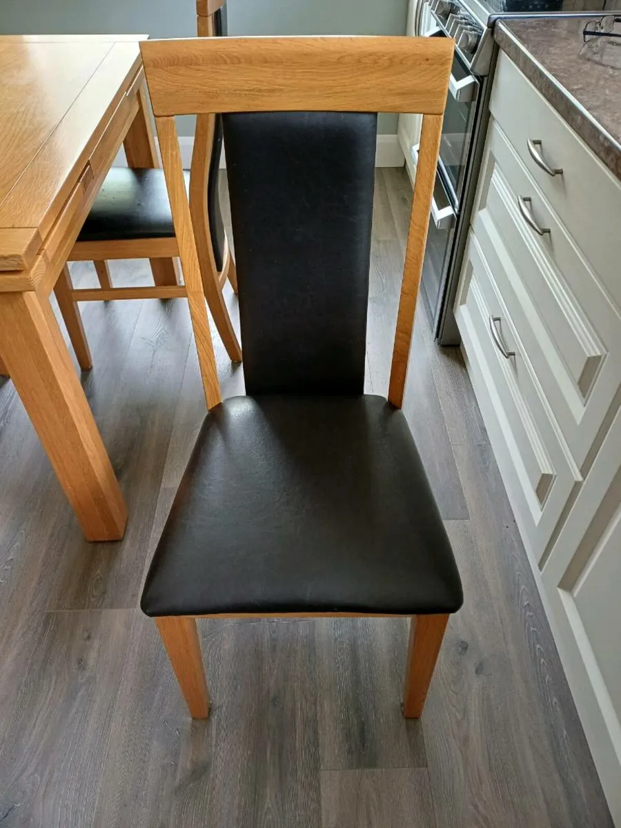 Table and chairs - Image 2