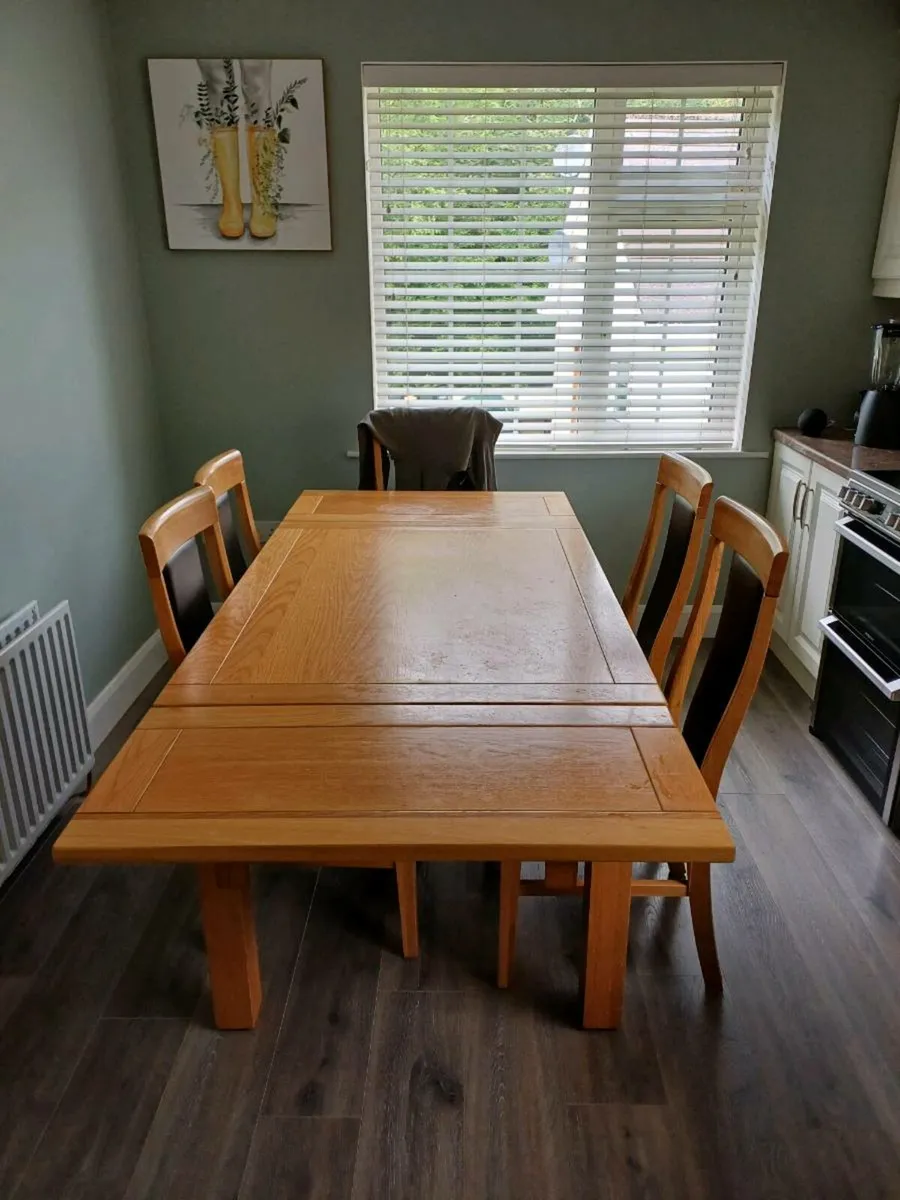 Table and chairs - Image 3