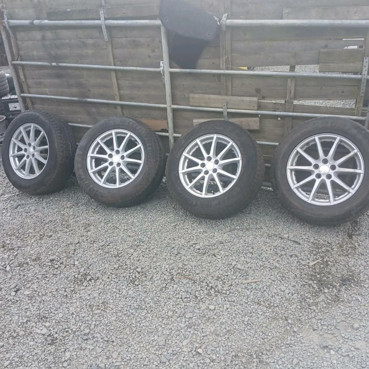 Land rover alloys with good tyres - Image 1