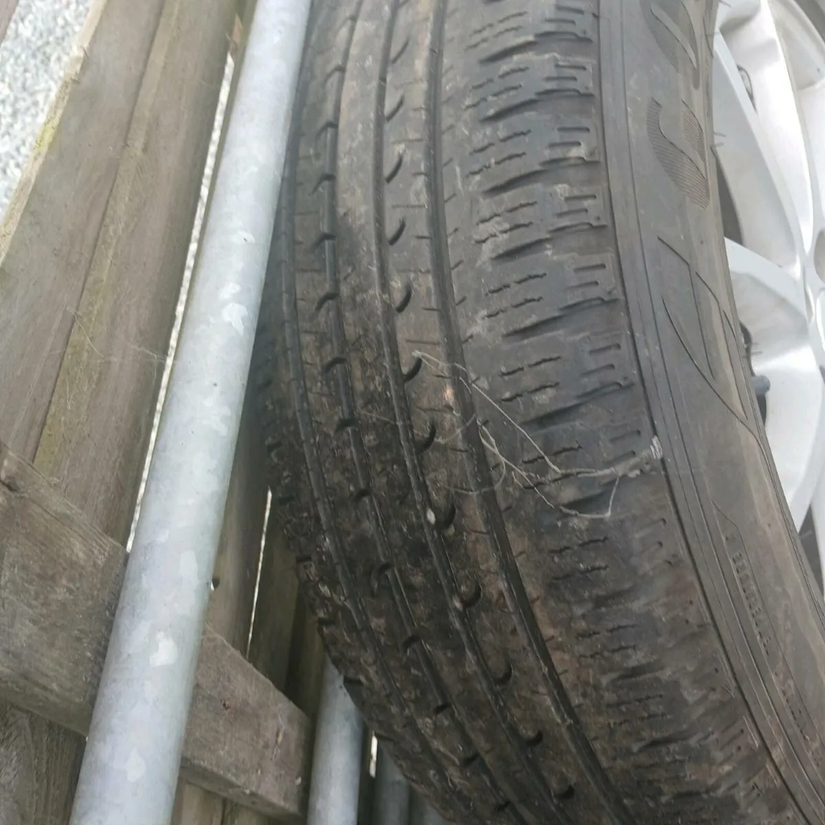 Land rover alloys with good tyres - Image 2