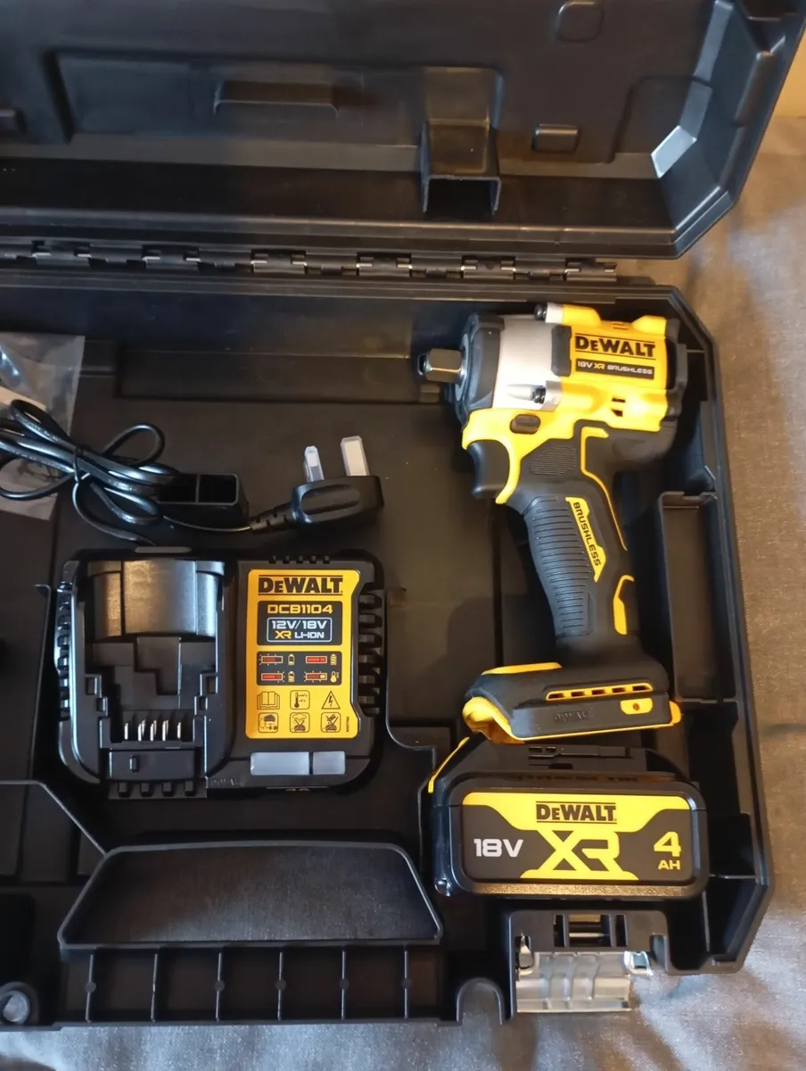 DeWalt dcf922 1/2" Impact Wrench (New) - Image 2