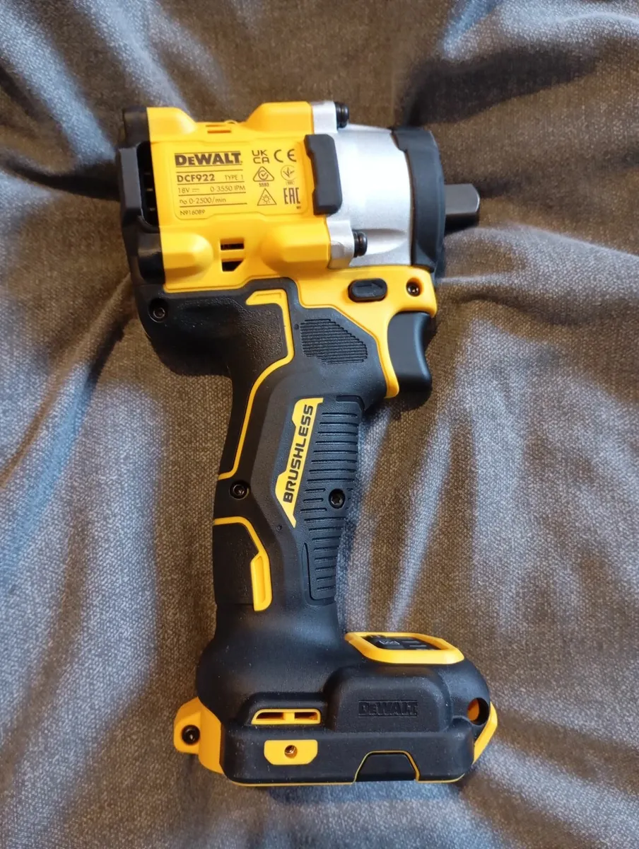 DeWalt dcf922 1/2" Impact Wrench (New) - Image 3